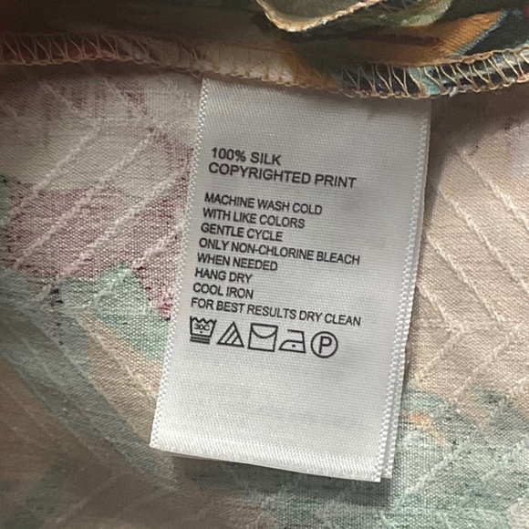 Tommy Bahama 100% silk floral button down shirt.  Size Large - Picture 6 of 6